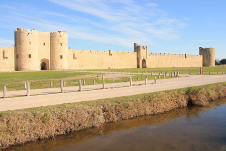 中世纪城市 Aigues mortes, 一个度假胜地, 在 Occitanie 地区的海岸, 卡玛戈, 法国