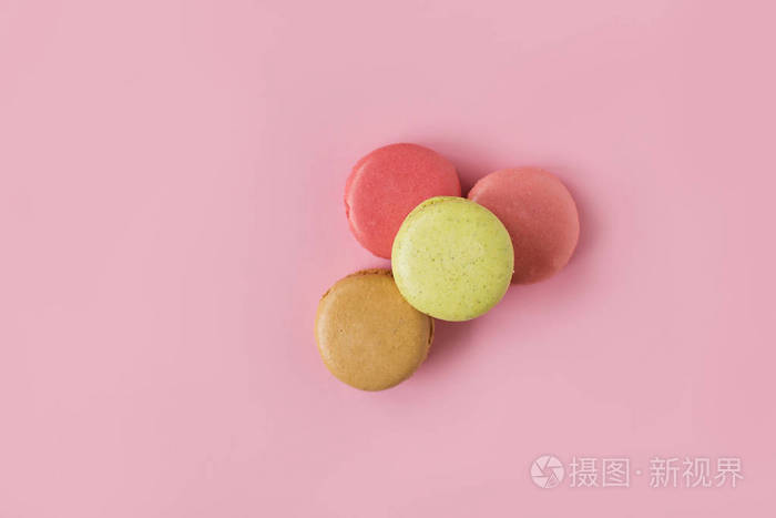 粉红色背景上的彩色杏仁栈顶部视图