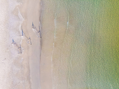 美丽的海滩和海边吊床的鸟瞰图