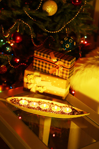 装饰的圣诞树背景上的温馨圣诞组成。
