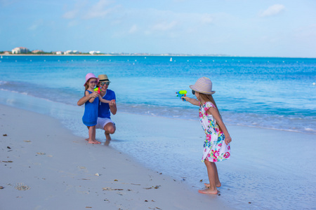 在加勒比海度假期间和家人一起玩的小女孩