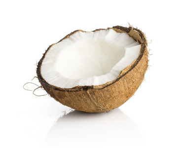 一个椰子半孤立在白色背景破获棕色纤维壳与牛奶多边协定