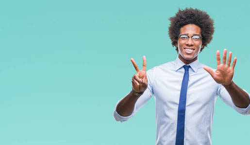 美国黑人商人戴着眼镜在孤立的背景显示和指向七的手指, 而微笑着自信和快乐