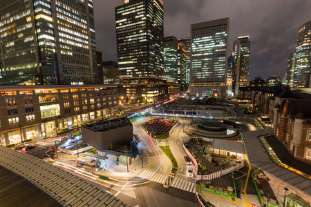 东京火车站夜间在丸内商业区的 Chiyoda, 日本东京