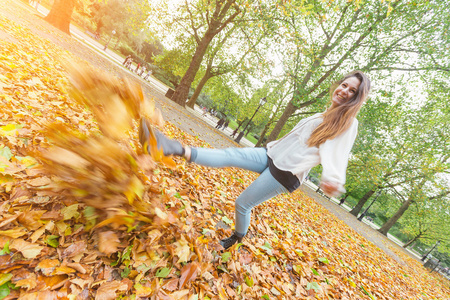快乐的年轻女子，在秋天的公园