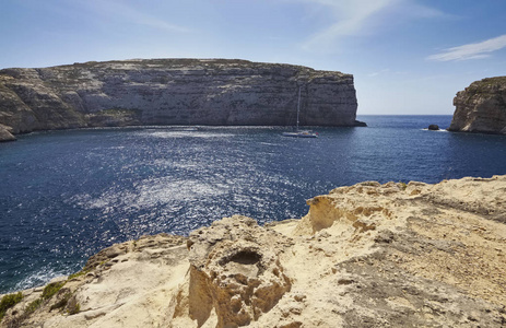 马耳他岛 戈佐岛，视图的帆船在 Dweira 泻湖和多岩石的海岸线附近的 Azure 窗口岩