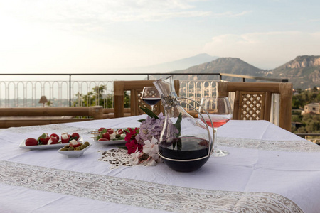 准备在阳台上俯瞰那不勒斯湾和维苏威的晚餐表。索伦托.意大利