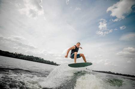 wakeboarder 火车在河边