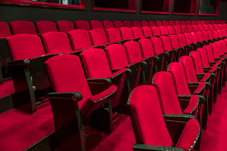 空剧院和歌剧中的红色座椅