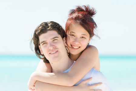 在海滩上很开心快乐年轻夫妇的肖像