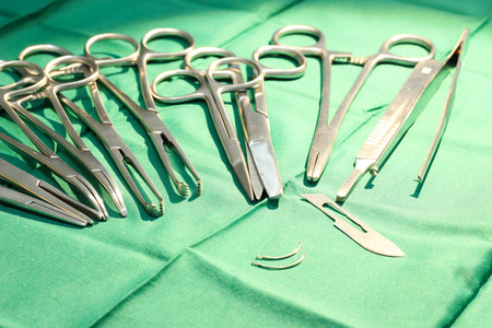 外科手术器械在手术室里的桌子上