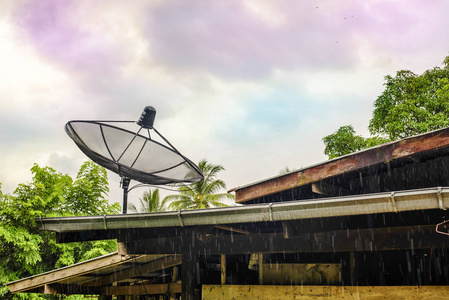 卫星天线安装在屋顶的房子