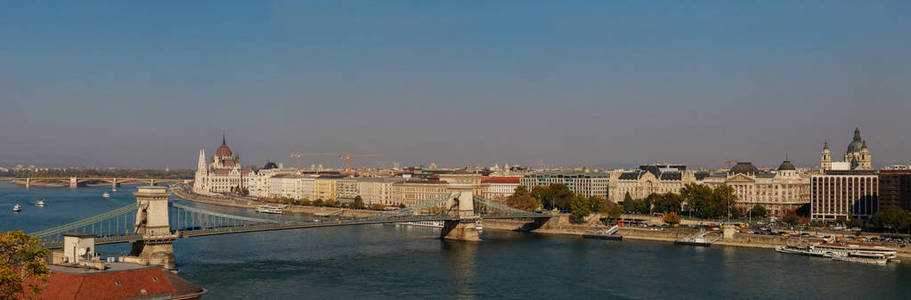 塞切尼温泉浴场链桥的全景, 在多瑙河, 布达佩斯, 匈牙利在白天首都城市天际线
