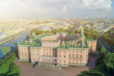 从圣彼得堡的 Mikhailovsky 城堡顶部观看