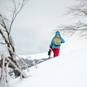 年轻的女子在滑雪板