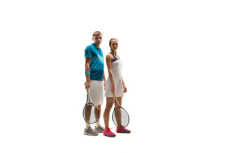 白种人和妇女作为网球运动员摆在白色背景被隔绝