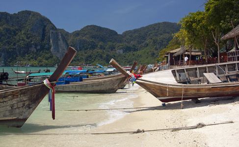 沙滩椅伞与美丽 beach.khai 普吉岛