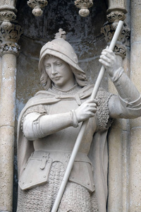 在萨格勒布大教堂门户的圣乔治雕像致力于玛丽的假设