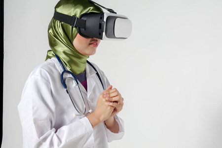 女性医生佩戴虚拟现实眼镜在白色背景上隔离