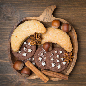 cookie 香料和木制盘子上的螺母