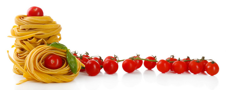 原料自制意大利面和西红柿，孤立的白色衬底上