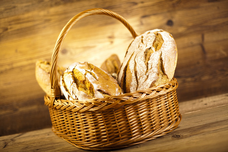 传统的面包在篮子里