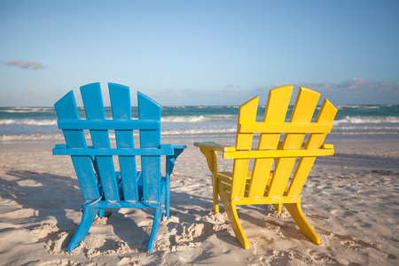 海滩休假和图卢姆，墨西哥在夏天为数众多的木椅