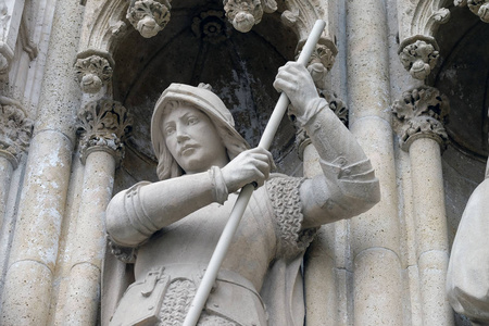在萨格勒布大教堂门户的圣乔治雕像致力于玛丽的假设