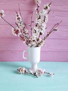樱桃花枝, 柳在花瓶上彩色木质背景