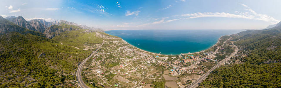 土耳其凯梅尔村附近的海和山景观全景鸟瞰图