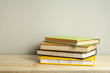 木制的桌子上的书堆。教育背景。回到学校。复制文本的空间