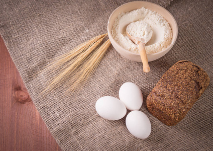 烘烤, 麦子, 面粉在木碗, 鸡蛋在老布料背景