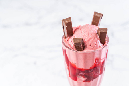 草莓圣代冰淇淋