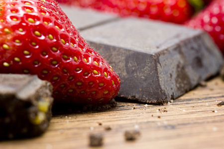 whooden 表上草莓生巧克力