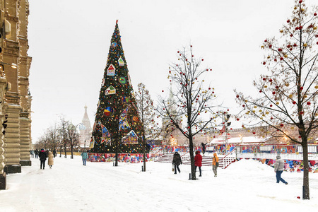 在莫斯科多雪天气的红色广场上的圣诞市场