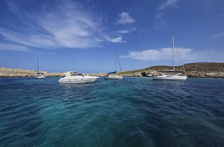 马耳他岛 科米诺岛和一些游艇在蓝色礁湖的南部海岸线岩石的视图