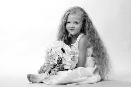 黑白摄影的美丽的欧洲小女孩图片