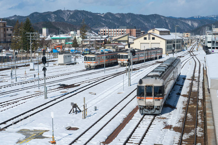 日本高山站雪天铁路列车