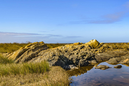 乌拉圭蒙得维的亚的空岩石海岸场景