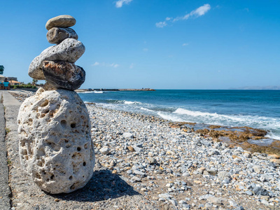 石头身影凝视着大海, 克里特岛, 希腊的岛屿