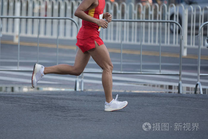 马拉松赛跑者腿 runninzg 在城市路