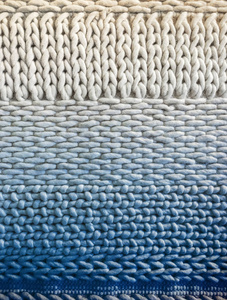 白色和蓝色冬季针织背景