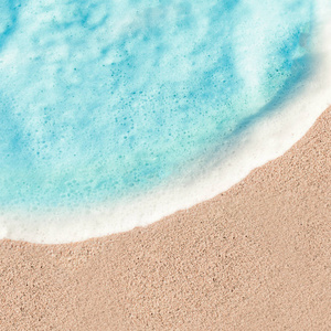 软波的蓝色的海洋，在沙滩上