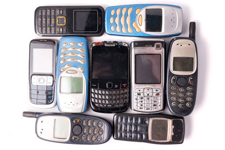白色背景上的陈旧和过时的手机