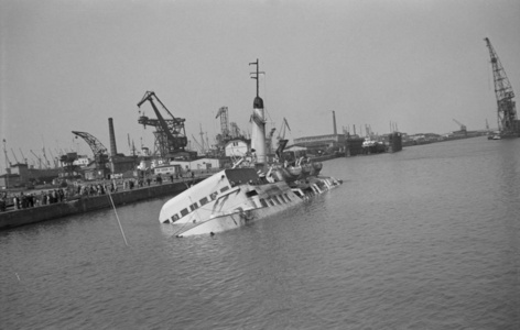 风暴损伤小船在海港的水的相片图片