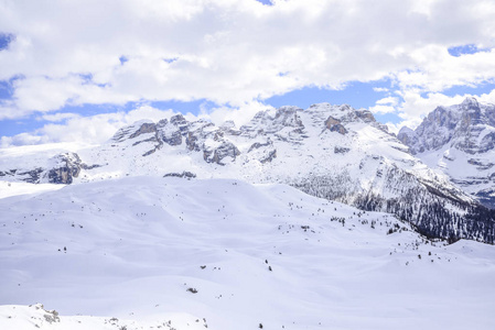 冬季阿尔卑斯山的山峰与柔和的雪