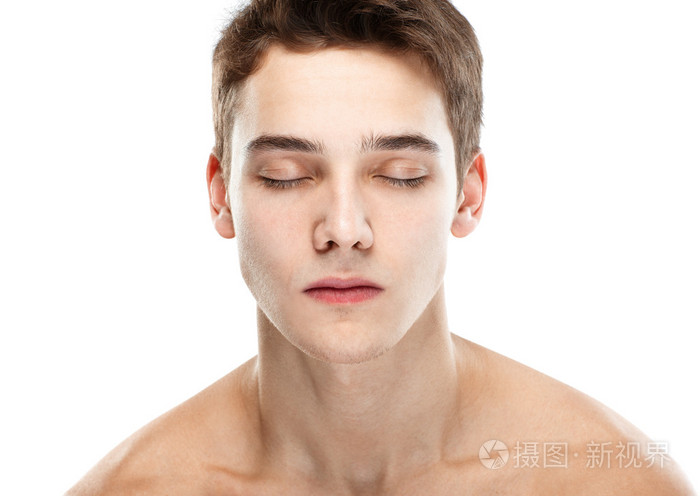 英俊的男人脸上闭着眼睛