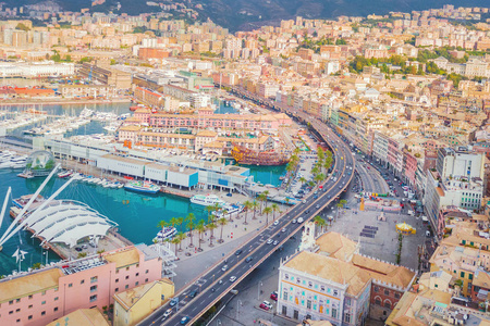 热那亚港和周边地区的顶部景色