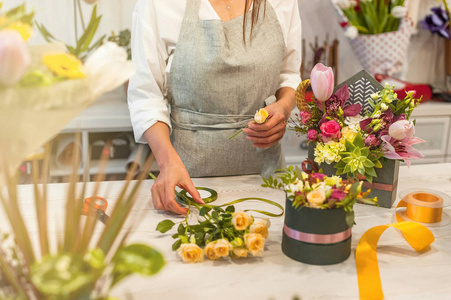 女性花店制作美丽的花束，在花店