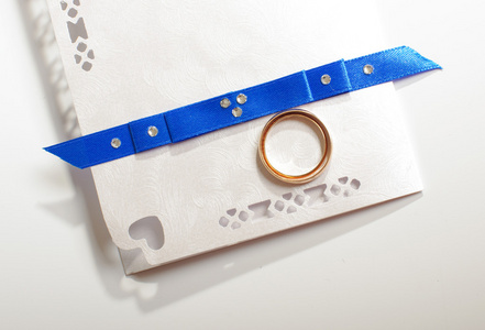 双的婚礼邀请卡上的结婚戒指图片